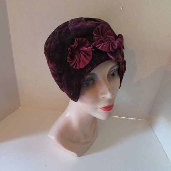 Deco Era Cloche Hat Burgundy Velvet Burgundy Rosettes 1920 Style - Picture 2 of 12